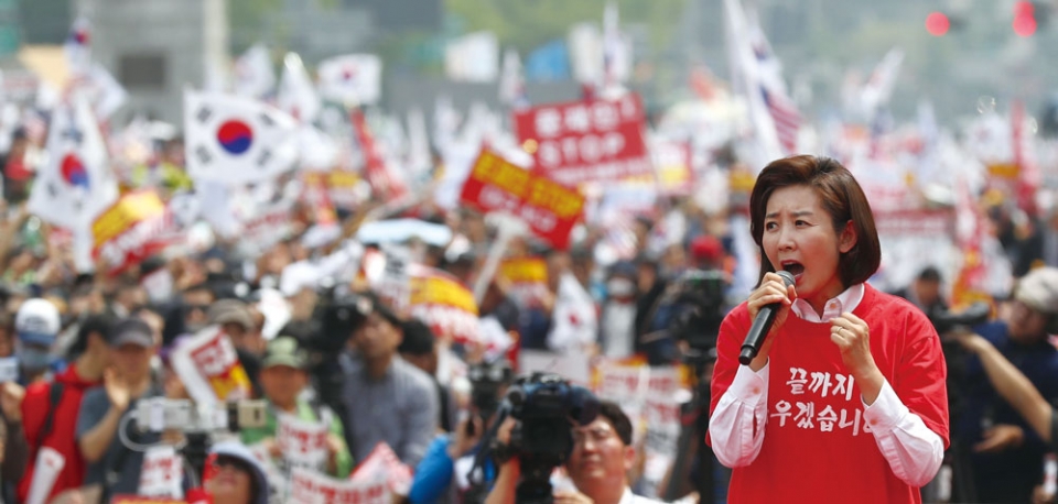 나경원 자유한국당 원내대표가 5월4일 서울 광화문광장 일대에서 열린 ‘문재인 STOP, 국민이 심판합니다’ 3차 장외집회에서 연설하고 있다. ⓒ 연합뉴스