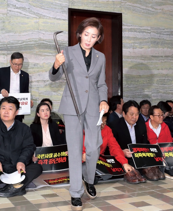 나경원 원내대표가 4월26일 국회 의안과 앞에서 ‘빠루’를 들고 나오고 있다. ⓒ 연합뉴스