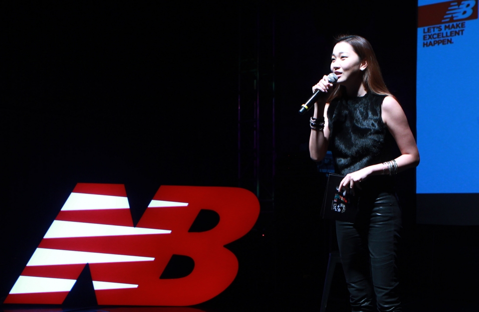 리버풀을 후원하는 뉴발란스는 이번 챔피언스리그 결승전 노출로 막대한 브랜드 가치 상승효과를 거두게 생겼다. 모델 장윤주가 2011년 10월13일 오후 서울 강남구 논현동 플래툰 쿤스트할레에서 열린 뉴발란스 한정판 콜렉션 'H574 PPF' 출시기념 '뉴발란스 574 Talk x Live' 컬쳐파티 참석해 사회를 보고 있다. ⓒ연합포토