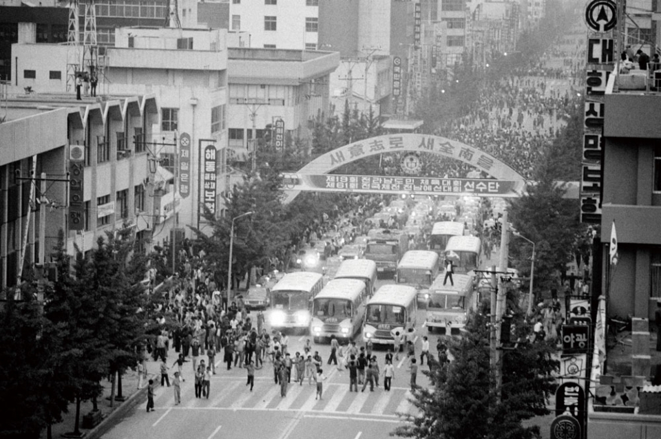 1980년 5·18 민주화운동 당시 광주 금남로를 가득 메운 시민과 차량 행렬 역사사진