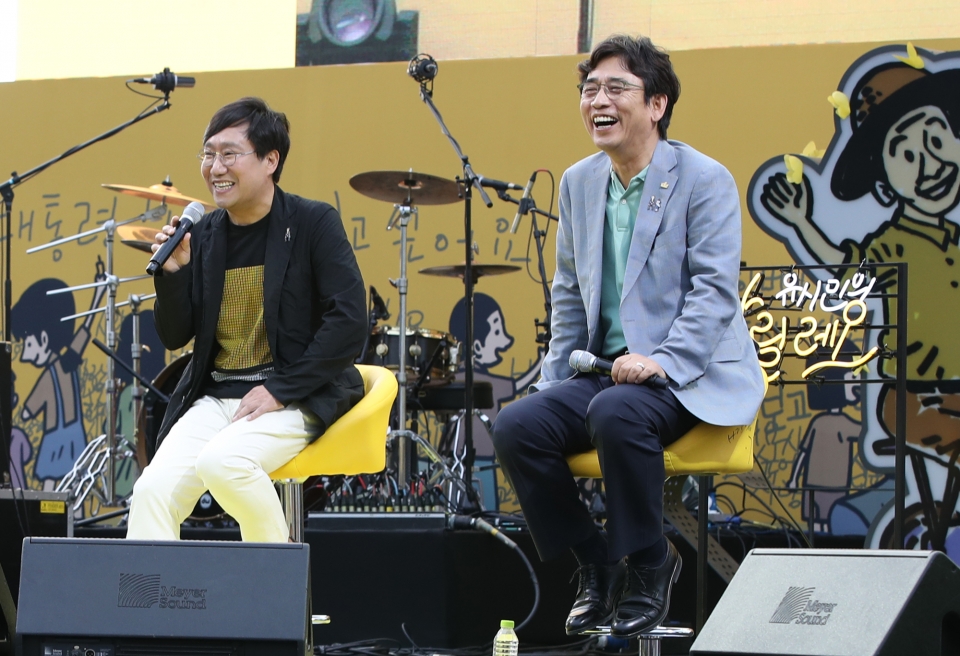 5월18일 서울 광화문 광장에서 열린 노무현 대통령 서거 10주기 시민문화제에서 유시민 노무현재단 이사장(오른쪽)과 양정철 민주연구원장이 토크콘서트를 하고 있다. ⓒ사진=연합뉴스