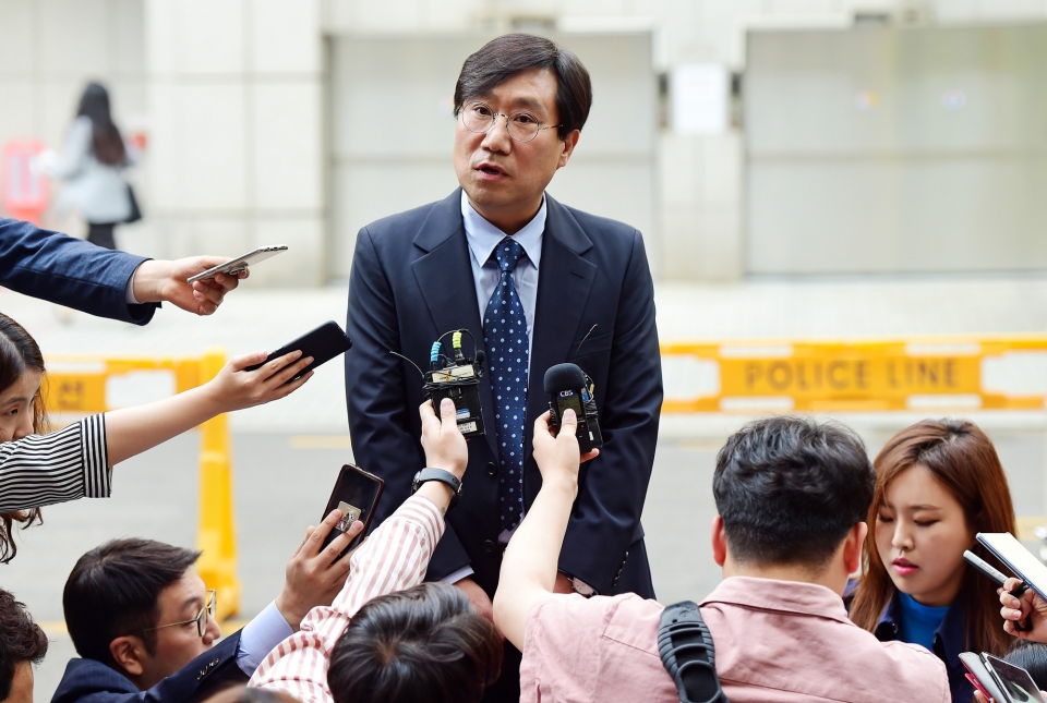 양정철 민주연구원 신임 원장이 5월14일 여의도 당사 민주연구원 사무실 앞에서 첫 출근길에 기자들과 만나 질문에 답하고 있다. ⓒ시사저널 박은숙