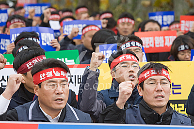 2008년 11월17일 오후 서울 서초동 금융위원회 앞에서 전국금융산업노동조합 주최로 "금산분리완화 및 보험업법 개정저지 결의대회"가 열렸다. 참석한 시위참가자들이 구호를 외치고 있다. @시사저널