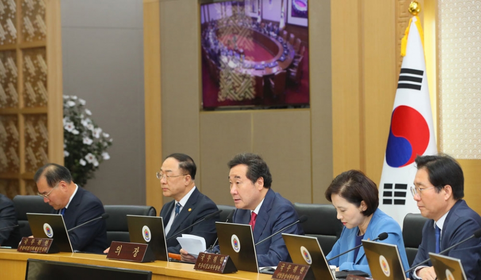 이낙연 국무총리가 5월21일 세종시 정부세종청사에서 열린 국무회의에서 '검경 수사권 조정과 해외여행객의 안전' 등에 대해 모두발언하고 있다. ⓒ 연합뉴스