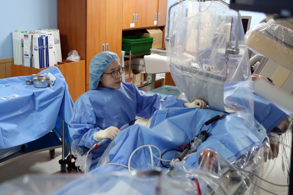 인공심장박동기 시술 장면 강동경희대병원 제공