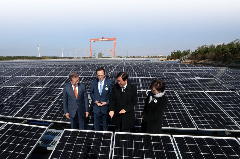 문재인 대통령이 2018년 10월30일 전북 군산시 유수지 수상태양광 부지에서 열린 ‘새만금 재생에너지 비전 선포식’ 행사를 마치고 수상태양광 시설을 둘러보고 있다. ⓒ 연합뉴스