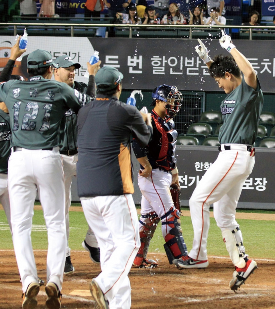 6월20일 프로야구 롯데-한화전에서 9회말 볼넷·실책 등 실수 연발로 대역전패한 롯데 안중열 포수가 환호하는 한화 선수들 사이에서 고개를 숙이고 있다. ⓒ 연합뉴스