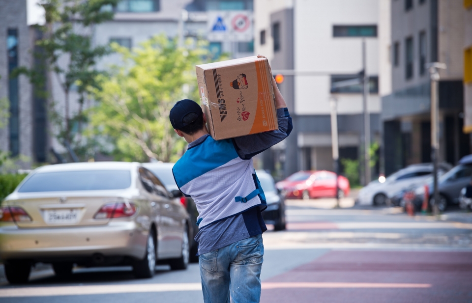 6월25일 경기도 화성시 동탄 일대에서 본지 기자가 택배 배송을 하고 있다. ⓒ 시사저널 최준필