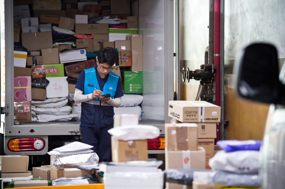 6월25일 경기도 화성시 노작로 240 화성동탄우체국에서 집배원들이 택배 배송을 위한 화물분류 작업을 하고 있다. ⓒ 시사저널 최준필