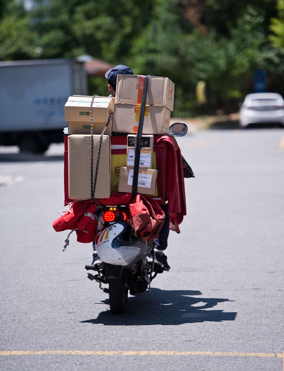 6월25일 경기도 화성시 동탄 일대에서 한 집배원이 오토바이에 화물을 가득 실은 채 배송을 하고 있다. ⓒ 시사저널 최준필