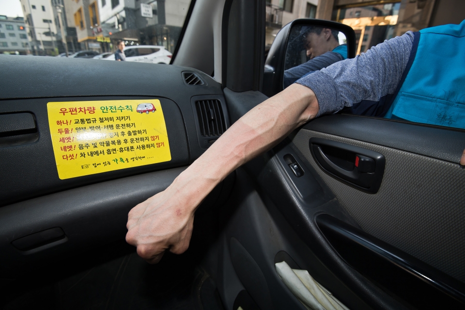 6월25일 경기도 화성시 동탄 일대에서 집배원 체험을 하던 본지 기자가 직사광선에 노출된 팔을 들어보이고 있다. ⓒ 시사저널 최준필