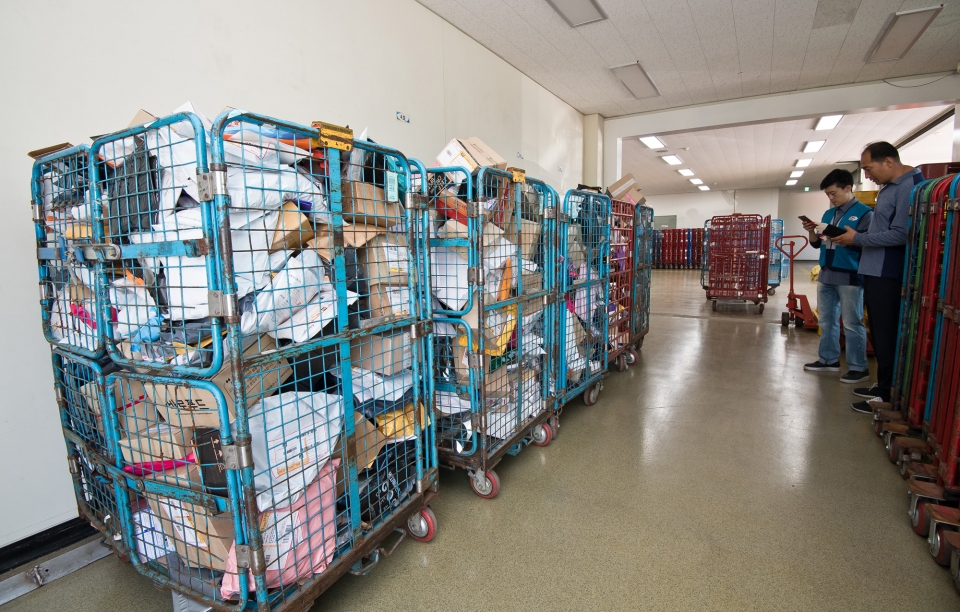 6월25일 경기도 화성시 노작로 240 화성동탄우체국에 넘치는 물량으로 당일 발송이 불가능한 택배가 한쪽 구석에 쌓여 있다. ⓒ 시사저널 최준필