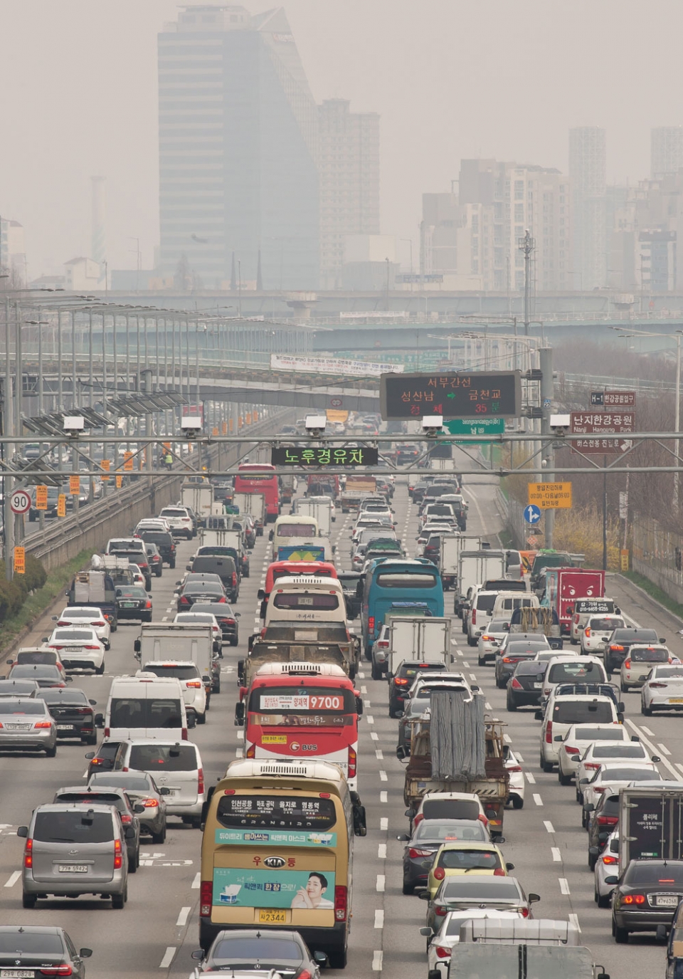 10월27일 오후 서울 가양대교 부근 서울 방향 도로에 설치된 알림판에 노후 경유차 단속과 운행제한을 알리는 문구가  표시돼 있다. ⓒ 시사저널 임준선