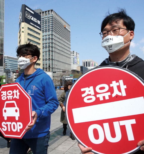환경운동연합 활동가 등이 4월11일 서울 광화문 네거리에서 경유차 퇴출 및 친환경 대중교통 확대를 요구하는 캠페인을 하고 있다. ⓒ 연합뉴스