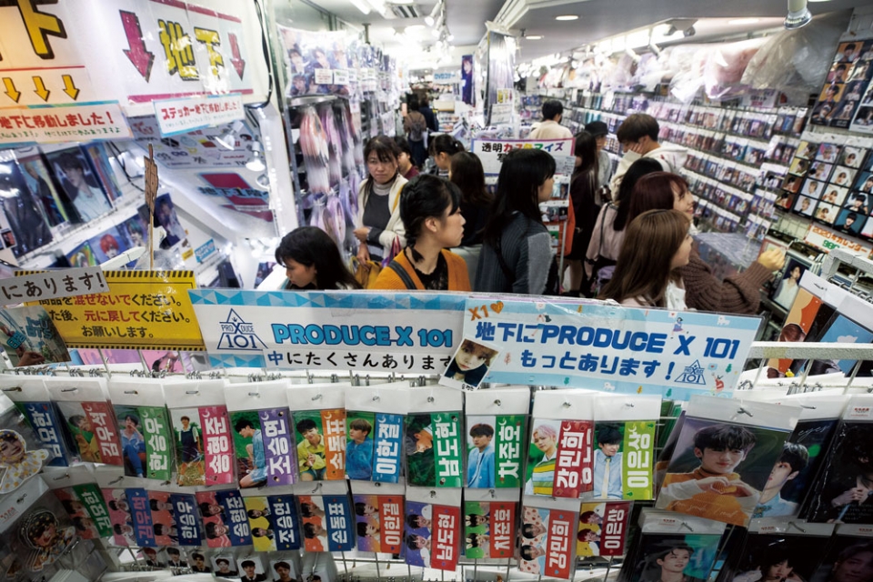 10월22일 일본 도쿄 신주쿠 한인타운을 찾은 일본 시민 및 관광객들이 다양한 한류 상품을 살펴보고 있다. ⓒ 뉴스1