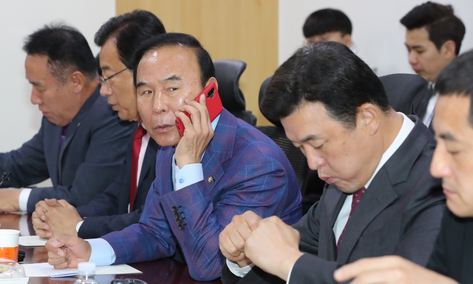 박덕흠 의원(왼쪽 세번째) 등 자유한국당 재선 의원들이 11월12일 오전 국회 의원회관에서 회동하고 있다. ⓒ 연합뉴스