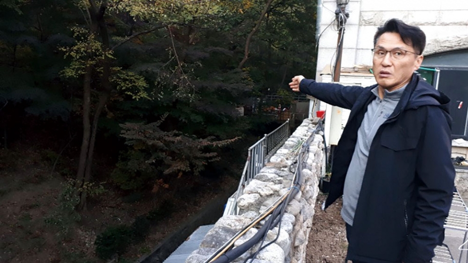 김상중 경감이 유영철이 여성 마사지사들을 살해한 후 암매장한 장소를 가리키고 있다. ⓒ 정락인 제공