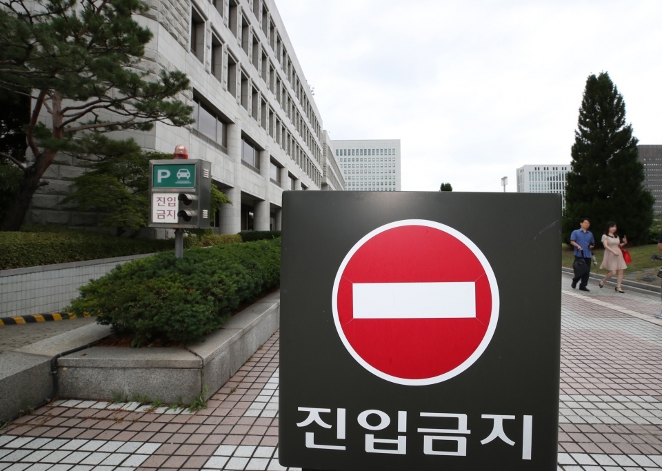 대법원이 7월11일 병역 기피 논란으로 입국 금지된 가수 유승준(미국명 스티브 승준 유)씨에게 내려진 비자발급 거부가 행정절차를 어겨 위법하다고 판결, 사건을 서울고등법원으로 돌려보냈다. 사진은 진입금지 표시판이 설치된 서울 서초구 대법원. ⓒ 연합뉴스