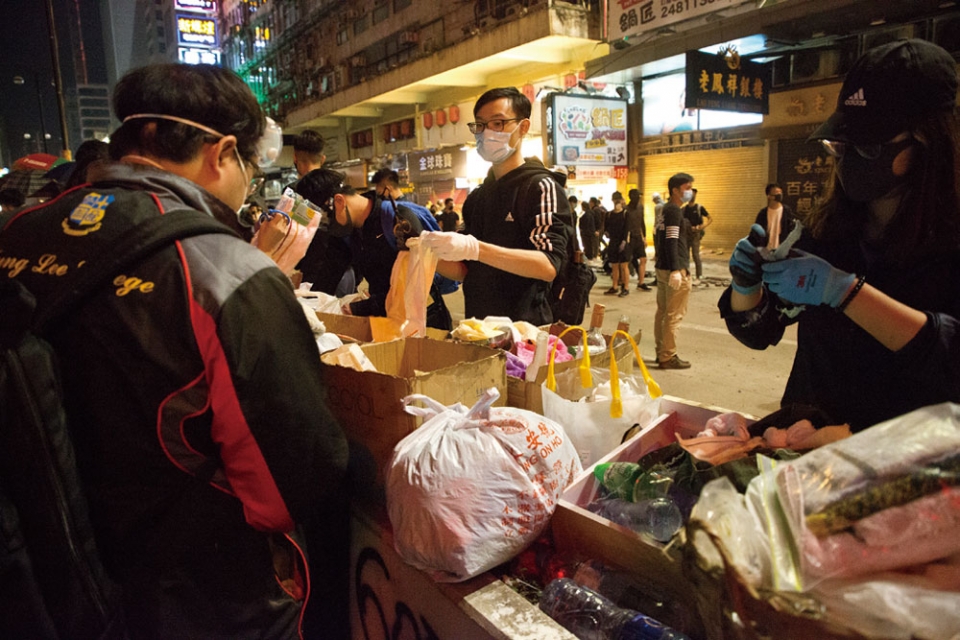 시위대가 화염병을 제조하고 있다.