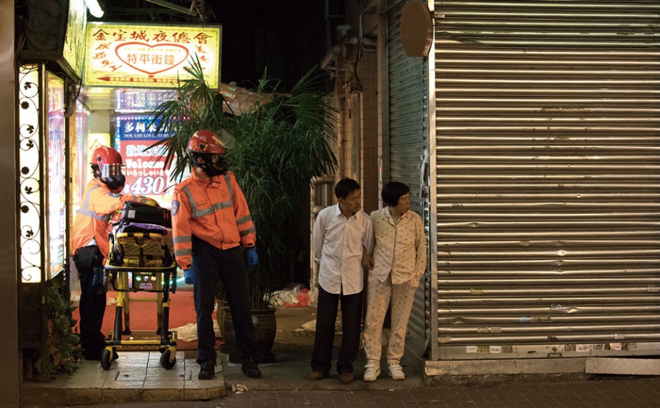 불안한 표정으로 경찰과 시위대의 대치 현장을 지켜보는홍콩 시민들.