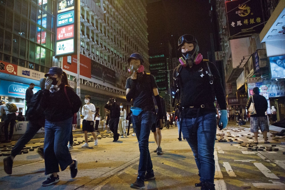 시위 현장에서는 방독면을 착용한 시민들을 어렵지않게 볼 수 있다.