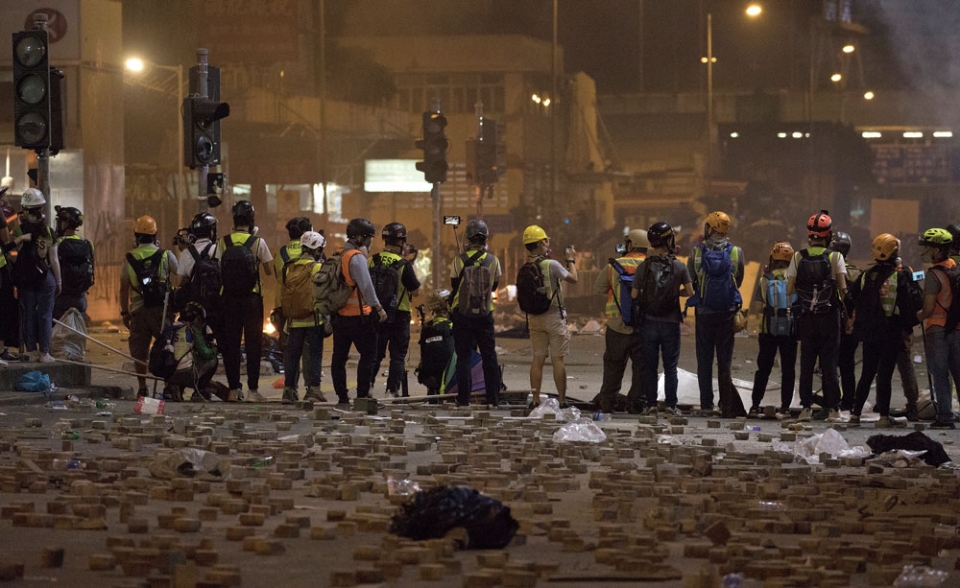 무장경찰과 시위대 대치 상황을 취재하고 있는 기자들.