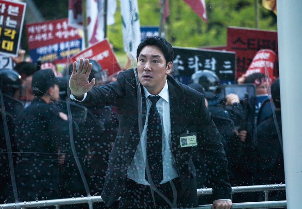 영화 《블랙머니》의 한 장면 ⓒ ㈜에이스메이커무비웍스