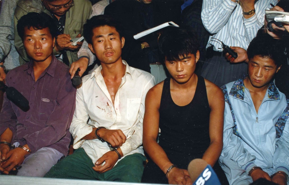 현장검증을 마친 김현양등 일명 ‘지존파’ 일당 4명이 1994년 9월22일 밤 서초경찰서에서 기자들과 만나 백화점 고객 리스트 입수 경위 등을 밝히고 있다. ⓒ 연합뉴스