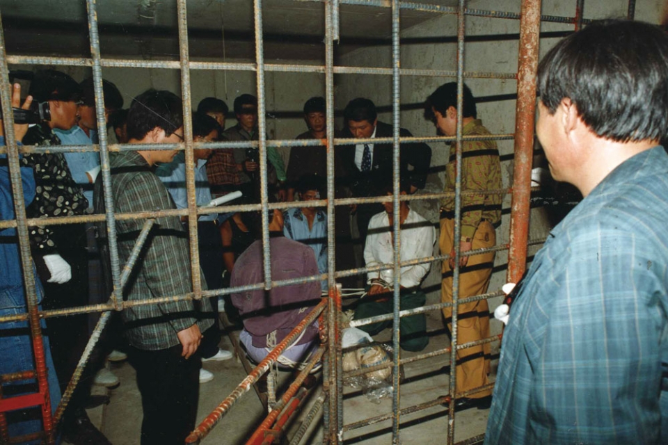 김현양 등 ‘지존파’ 일당이 현장검증 심문을 받고 있다. ⓒ 연합뉴스