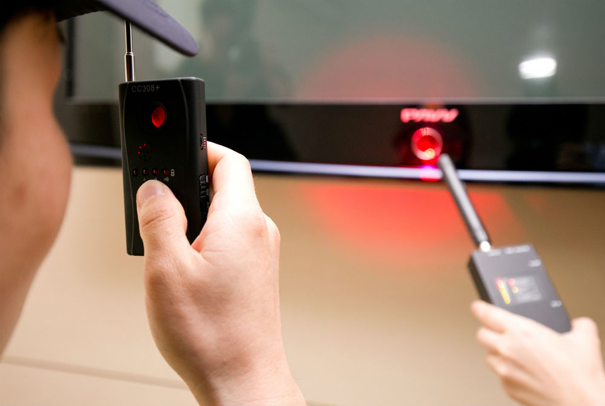 경찰들이 한 숙박업소에서 몰카 탐지기를 이용해 몰카 탐지에 나서고 있다. (시사저널 박정훈 기자)