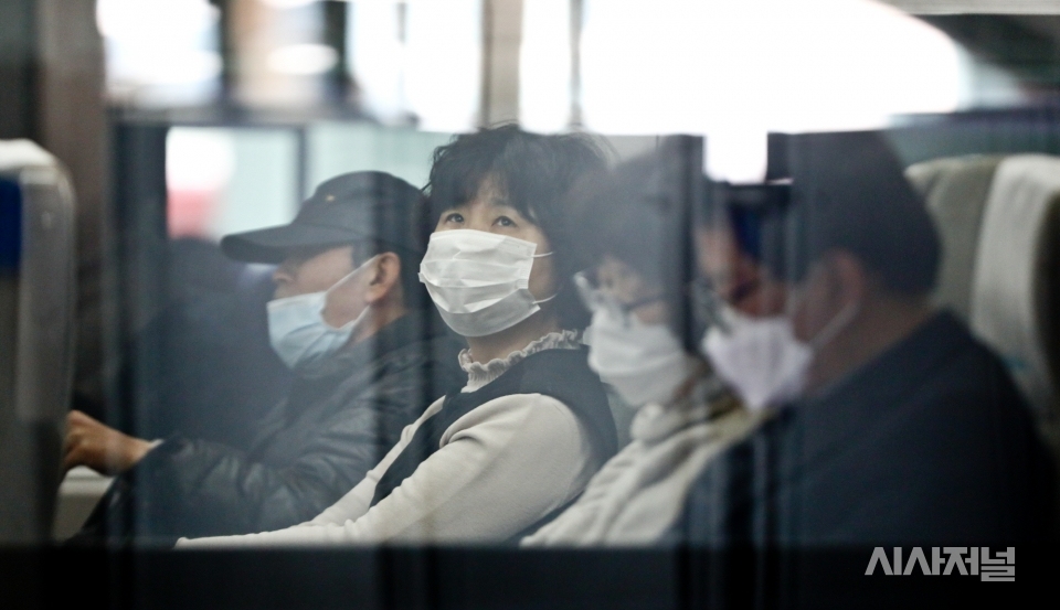 30일 오후 서울 용산구 서울역 KTX에 탑승한 시민들이 마스크를 착용하고 있다. ⓒ고성준 기자