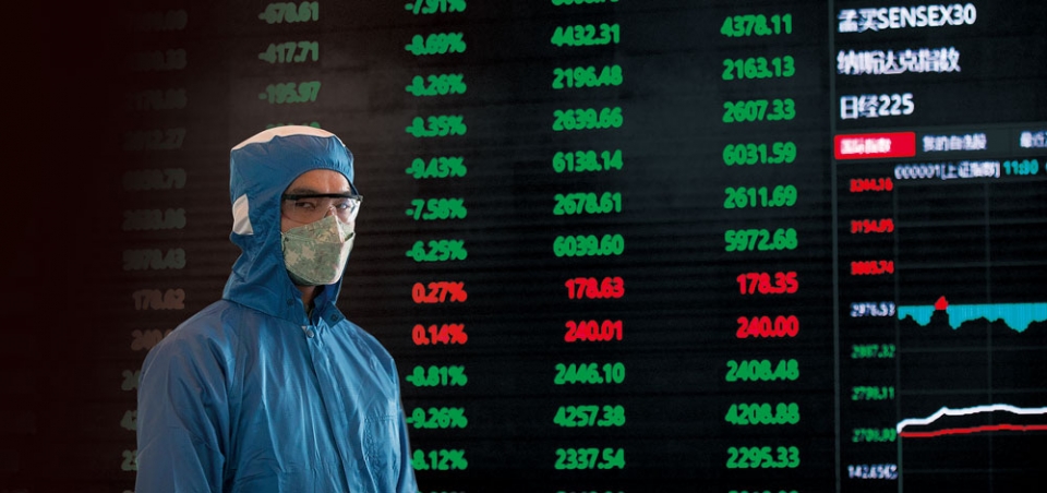 2월3일 상하이 증권거래소 건물 로비에서 보호복을 입은 직원이 전광판 앞에 서 있다. ⓒ AP연합