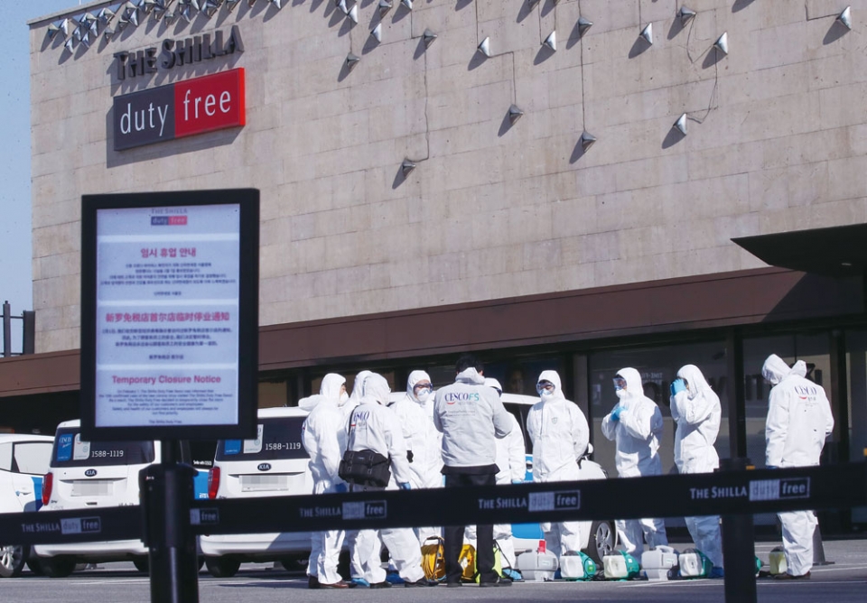 2월3일 신종 코로나바이러스 감염증 확진자 방문이 확인되면서 2월2일부터 임시 휴업에 들어간 신라면세점 앞에서 방역업체 관계자들이 방역작업을 준비하고 있다. ⓒ 연합뉴스