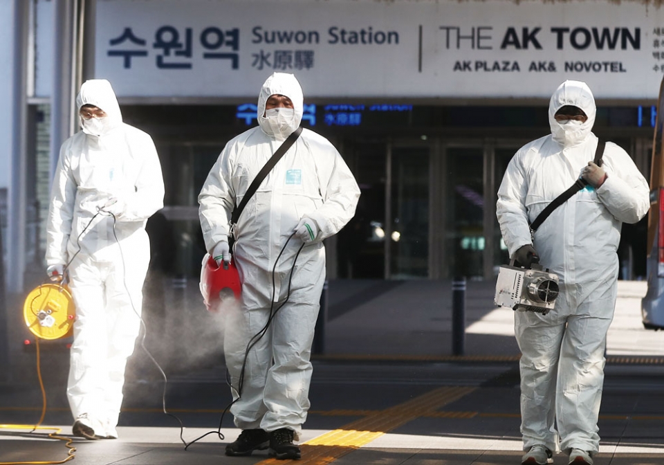 2월3일 경기도 수원시 수원역환승센터에서 수원도시공사 관계자들이 신종코로나바이러스 확산을 막기 위한 방역작업을 하고 있다. ⓒ 연합뉴스