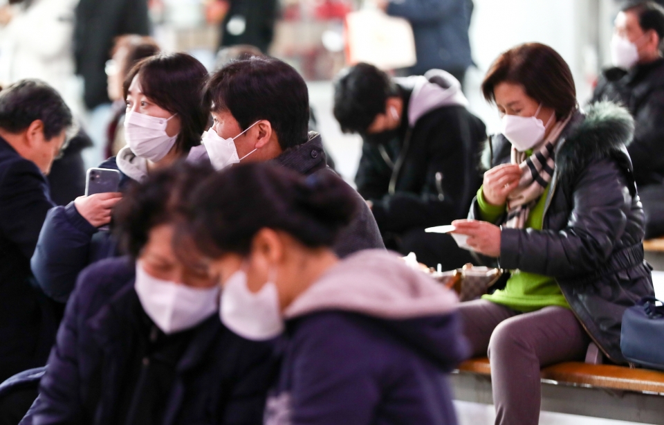 신종 코로나바이러스가 확산하는 가운데, 30일 오후 서울역 대합실을 지나는 시민들이 마스크를 착용하고 있다.  ⓒ 시사저널 고성준