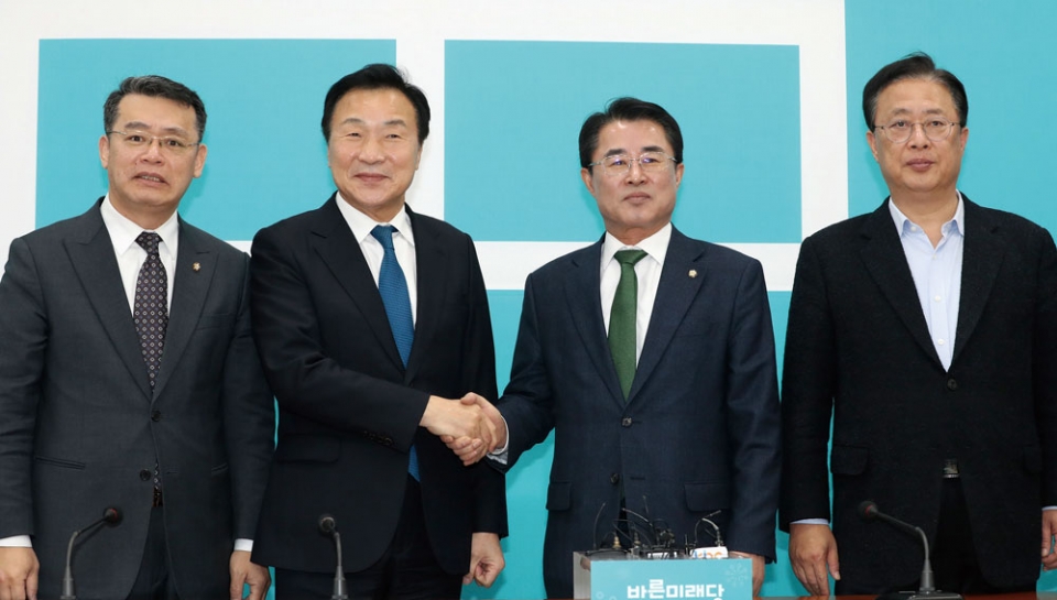 손학규 바른미래당 대표가 1월16일 서울 여의도 국회에서 최경환 대안신당 대표(오른쪽 두번째)의 예방을 받고 기념촬영을 하고 있다. ⓒ연합뉴스