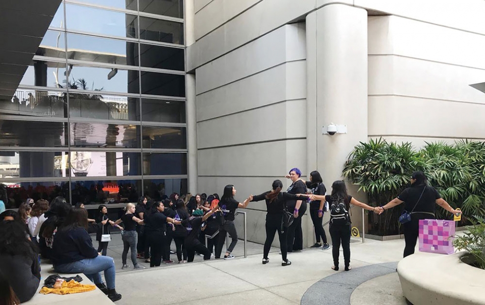 2018년 9월3일 방탄소년단의 월드투어 첫 콘서트 개최지인 미국 로스앤젤레스 국제공항에서 팬클럽 아미 회원들이 방탄소년단 멤버 입국 시 질서 유지를 위한 인간띠를 만드는 연습을 하고 있다. ⓒ연합뉴스