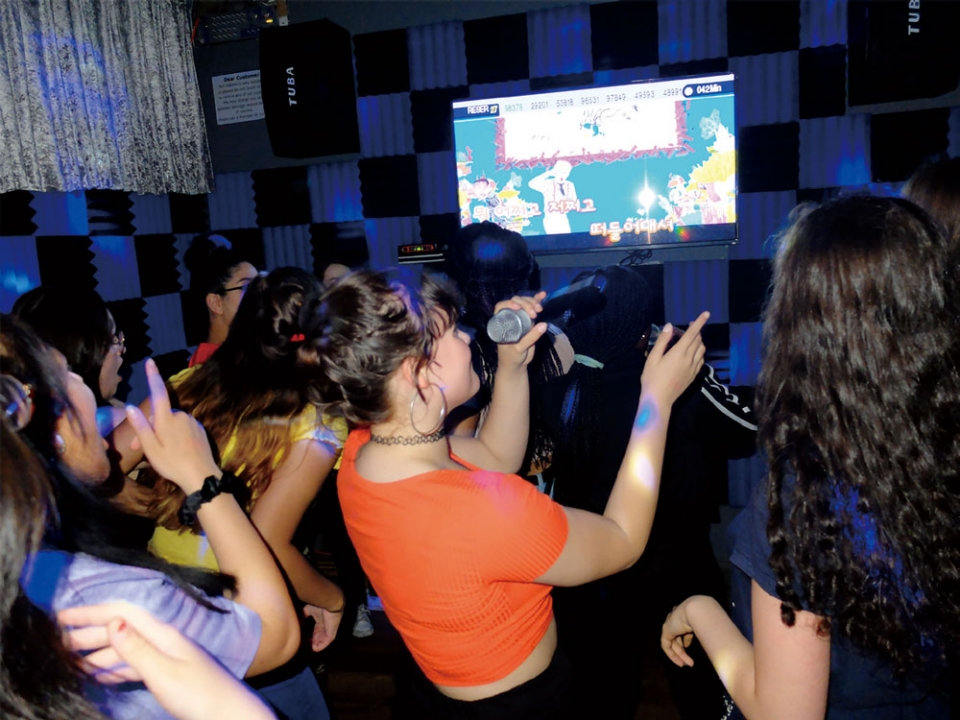 2019년 5월30일 영국 런던의 노래방에서 BTS 팬클럽 아미(ARMY)가 노래를 부르고 있다. ⓒ연합뉴스