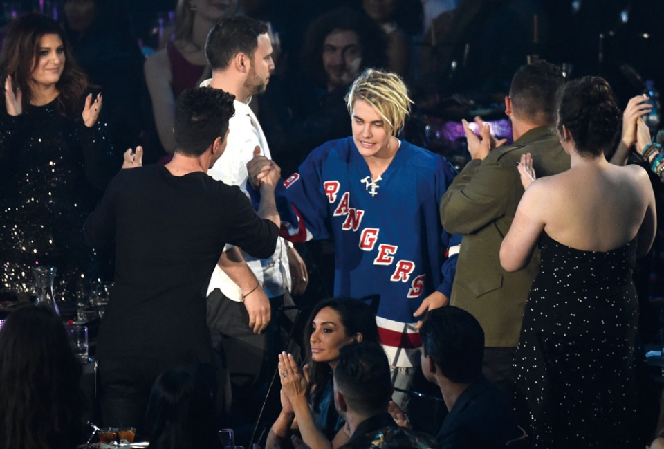 2016년 미국 ‘아이 하트 라디오 뮤직 어워즈’에서 ‘올해의 댄스곡’상을 수상한 저스틴 비버. BTS는 이듬해 저스틴 비버를 밀어내고 AMA 소셜 아티스트 부문 1위를 차지했다. ⓒAP 연합