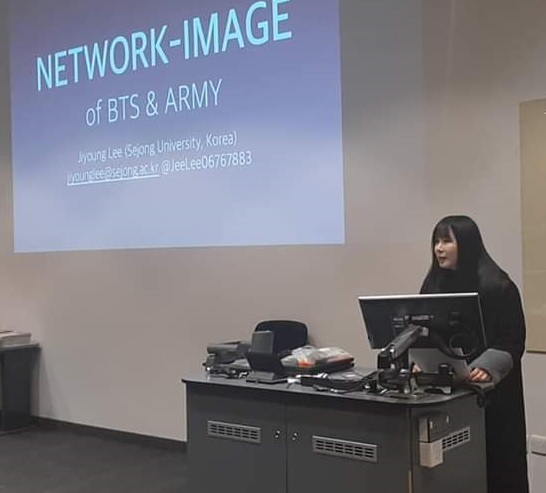 런던 킹스턴대학에서 열린 BTS 글로벌 학제 간 콘퍼런스에 기조 발제자로 참석한 이지영 교수.