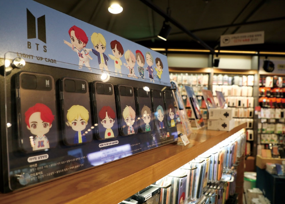 2월19일 서울 광화문 교보문고에 방탄소년단(BTS) 캐릭터의 휴대폰 케이스와 관련 책이 전시돼 있다. ⓒ시사저널 박정훈