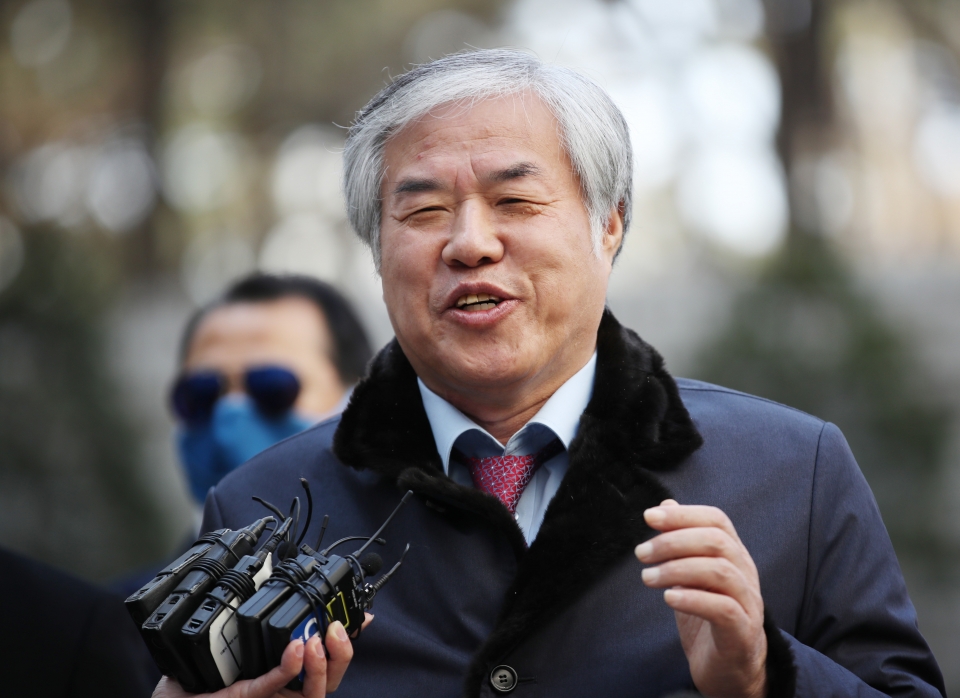 공직선거법 위반 혐의를 받는 전광훈 한국기독교총연합회 대표회장 목사가 2월24일 오전 서초구 서울중앙지법에서 열린 구속 전 피의자 심문(영장실질심사)에 출석하며 취재진의 질문에 답하고 있다. ⓒ 연합뉴스