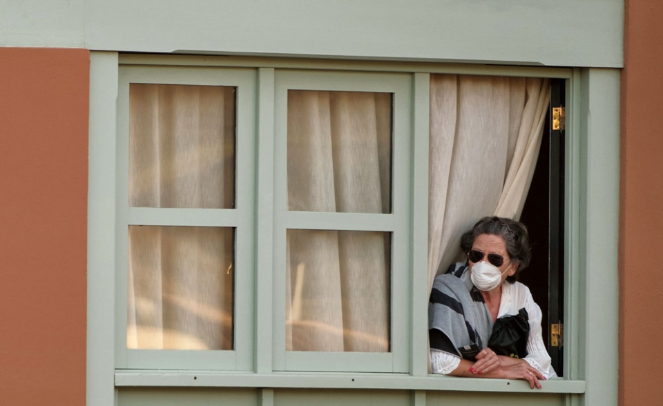 투숙객과 직원 등 1000여 명이 격리된 스페인령 카나리제도의 한 호텔에서 한 여성이 창밖을 보고 있다. ⓒAP 연합