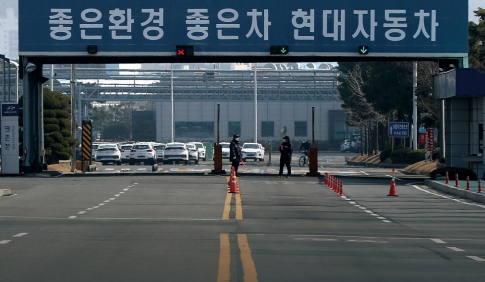 2월10일 울산시 북구 현대차 명촌정문 앞 도로가 평소 줄지어 출입하던 부품 납품 차량이 없어 한산한 모습을 보이고 있다. ⓒ 연합뉴스