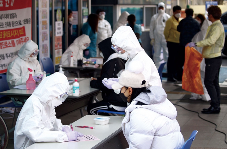 대구에서 신종 코로나바이러스 감염증 환자가 급증하는 가운데 2월21일 대구시 남구 보건소로 의심 환자들이 몰려들고 있다. 남구에는 코로나19 확산을 가져온 것으로 지목받는 신천지교회가 있다. ⓒ연합뉴스