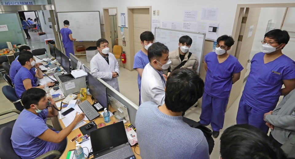 2월9일 대구동산병원에 파견 나온 공중보건의들이 담당 의사로부터 교육을 받고 있다. ⓒ연합뉴스 