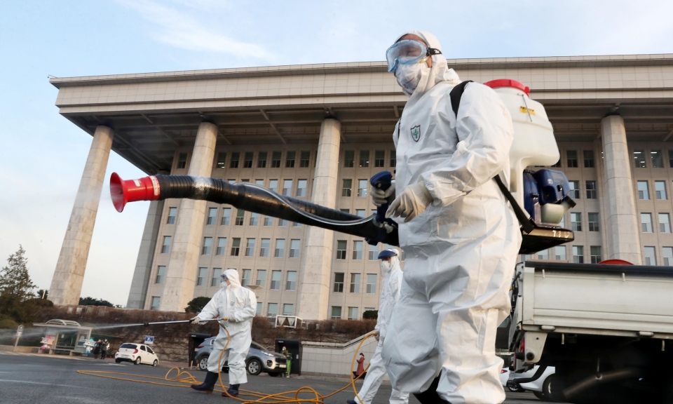 2월24일 코로나19 사태에 대응하기 위해 국회의사당과 의원회관에 대한 전면 방역을 실시하고 있다. ⓒ박은숙 기자