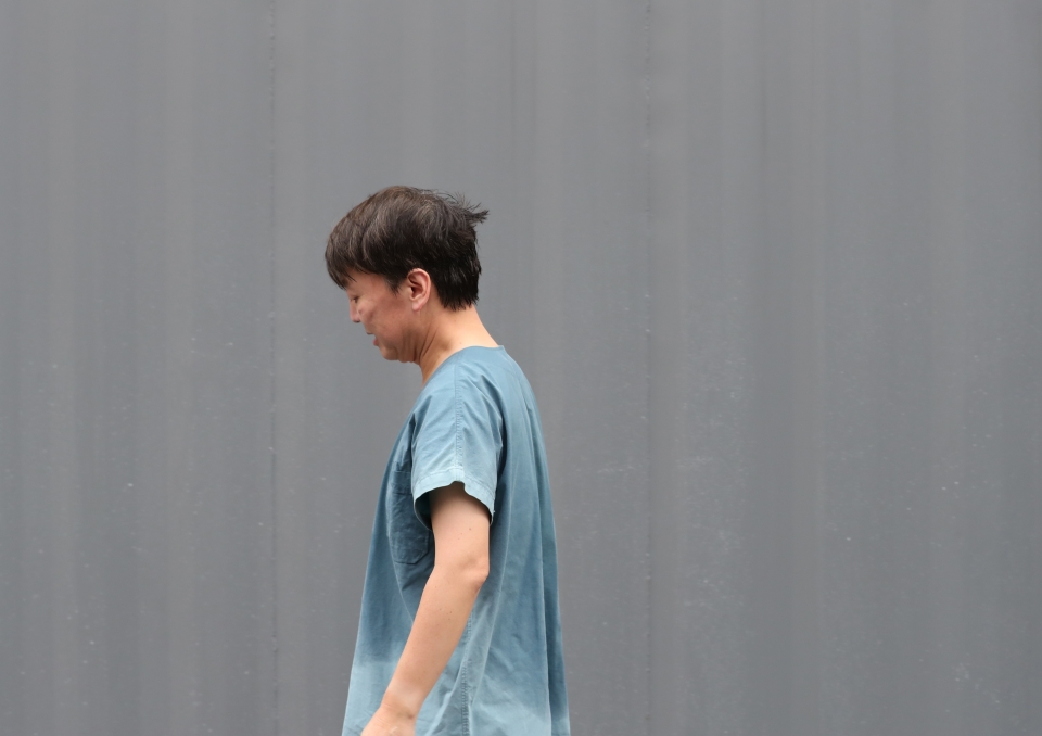 안철수 국민의당 대표가 1일 오후 대구시 중구 계명대학교 대구동산병원에서 신종코로나바이러스 감염증(코로나19) 확진자 관련 진료를 마친 뒤 비상대책본부 건물로 돌아가고 있다. ⓒ 연합뉴스