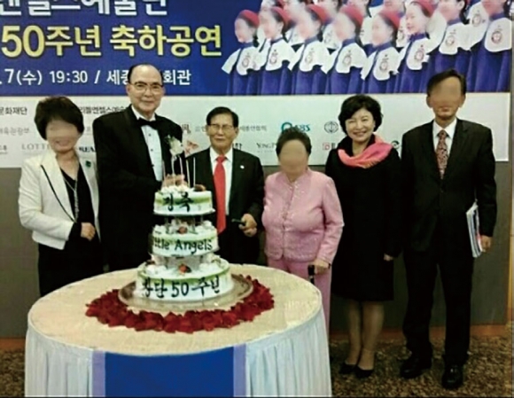 통일교 행사에 참석해 박보희 전 세계일보 사장(왼쪽 두 번째)과 함께 사진을 찍은 이만희 총회장(가운데) ⓒ현대종교 제공