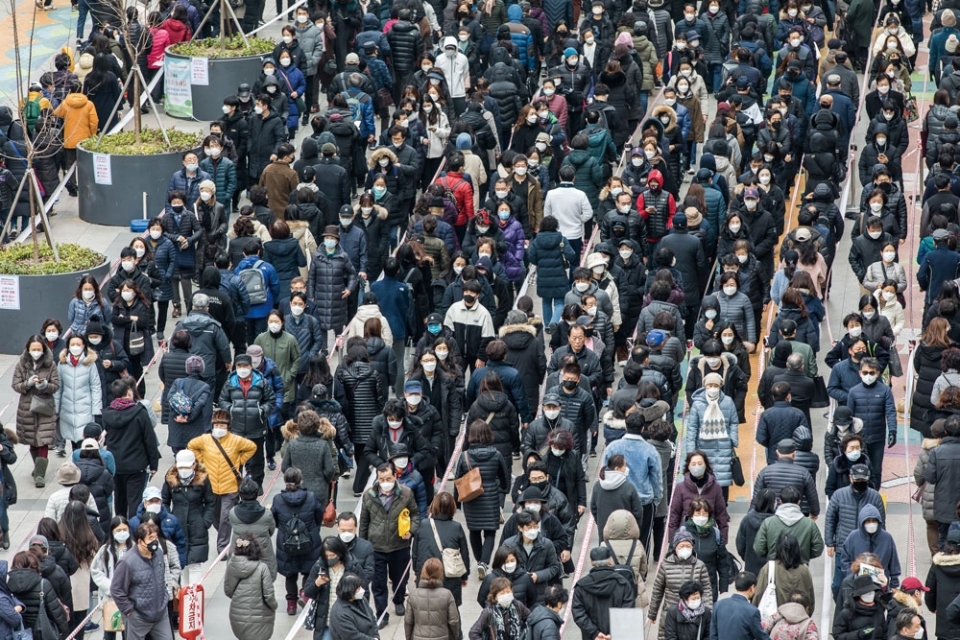 3월3일 오후 서울 양천구 목동 행복한백화점 앞에 마스크를 사려는 시민들이 길게 줄을 서 있다. ⓒ시사저널 최준필